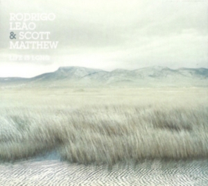 Matthew Scott And Rodrigo Leao - Life Is Long i gruppen CD hos Bengans Skivbutik AB (2074063)