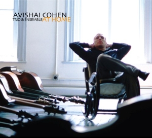 Avishai Cohen Trio & Ensemble - At Home i gruppen CD hos Bengans Skivbutik AB (3128850)