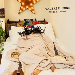 Valerie June - Under Cover (Colour Cerise / Red) i gruppen VI TIPSER / Årsbestelistor 2022 / Årsbeste 22 Morgan hos Bengans Skivbutik AB (4184407)
