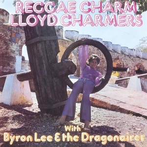 Lloyd Charmers & Byron Lee & The Dragonaires - Reggae Charm i gruppen VI TIPSER / Fredagsutgivelser / Fredag den 9:e augusti hos Bengans Skivbutik AB (5557242)