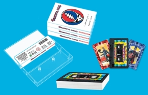 Grateful Dead - Grateful Dead Cassette Playing Cards i gruppen MERCHANDISE / Selskapsspill / Pop-Rock hos Bengans Skivbutik AB (5569325)