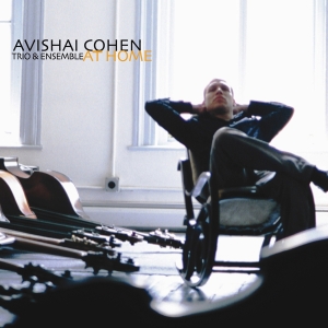 Avishai Cohen Trio & Ensemble - At Home i gruppen VI TIPSER / Fredagsutgivelser / 2025-02-21 hos Bengans Skivbutik AB (5576749)