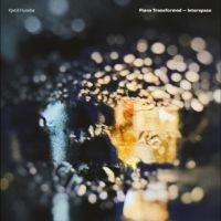 Husebø Kjetil - Piano Transformed - Interspace i gruppen VI TIPSER / Fredagsutgivelser / 2025-04-04 hos Bengans Skivbutik AB (5585057)