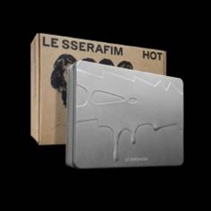 Le Sserafim - Hot (Tin Case Ver.) i gruppen VI TIPSER / Fredagsutgivelser / 2025-03-28 hos Bengans Skivbutik AB (5587829)