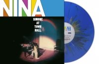 Simone Nina - At Town Hall (Blue Splatter Vinyl L i gruppen VI TIPSER / Fredagsutgivelser / 2025-05-02 hos Bengans Skivbutik AB (5592449)