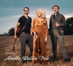 Anette Wallin Trio - Över Ängarna i gruppen CD / Kommende / Svensk FolkeMusikkk hos Bengans Skivbutik AB (5628127)