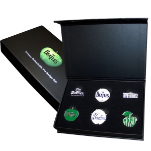 Beatles - Logos - Pin Badge Set i gruppen MERCHANDISE / Merch / Kommende / Pop-Rock hos Bengans Skivbutik AB (5629497)