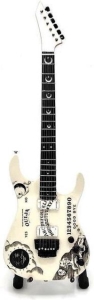Metallica - Minigitarr Kirk Hammett (Höjd 25Cm) i gruppen MERCHANDISE / Accessoarer / Metal hos Bengans Skivbutik AB (5635736)
