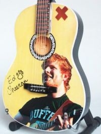 Sheeran Ed - Minigitarr Akustisk (Höjd Ca 25Cm) i gruppen MERCHANDISE / Accessoarer / Pop-Rock hos Bengans Skivbutik AB (5635778)