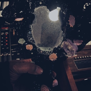 Maneka - Bathes And Listens (Red Galaxy Viny i gruppen VI TIPSER / Fredagsutgivelser / 2025-12-12 hos Bengans Skivbutik AB (5640713)