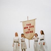 The New Eves - The New Eve Is Rising i gruppen VI TIPSER / Fredagsutgivelser / 2025-10-10 hos Bengans Skivbutik AB (5644857)