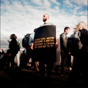 Joshua Idehen - I Know You?Re Hurting, Everyone Is i gruppen CD / Kommende / Pop-Rock hos Bengans Skivbutik AB (5645600)