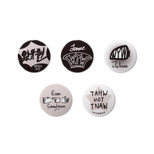 Cortis - Color Outside The Lines (Release Party Merch : Lucky Draw (Can Badge)) i gruppen MERCHANDISE / Merch / Nyheter / K-Pop hos Bengans Skivbutik AB (5648927)