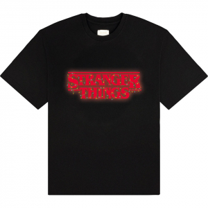 Stranger Things - Logo With Christmas Lights Uni Bl T-Shirt i gruppen MERCHANDISE / T-shirt / Kommende / Film-Musikkkal hos Bengans Skivbutik AB (5649139r)