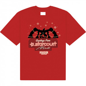 Stranger Things - Greetings From Starcourt Uni Red T-Shirt i gruppen MERCHANDISE / T-shirt / Kommende / Film-Musikkkal hos Bengans Skivbutik AB (5649149r)