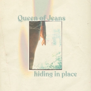 Queen Of Jeans - Hiding In Place i gruppen VINYL / Kommende / Pop-Rock hos Bengans Skivbutik AB (5649368)