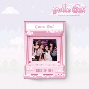 Kiss Of Life - 2026 Seasons Greetings (Game On) + Photocard i gruppen MERCHANDISE / Merch / Kommende / K-Pop hos Bengans Skivbutik AB (5649492)