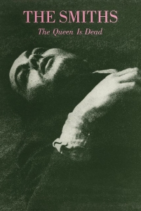 The Smiths - Queen Is Dead (91,5 X 61 Cm) i gruppen MERCHANDISE / Poster / Pop-Rock hos Bengans Skivbutik AB (5659737)