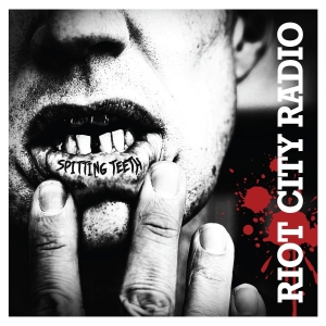 Riot City Radio - Spitting Teeth (Clear Red Splatter i gruppen VINYL / Kommende / Pop-Rock hos Bengans Skivbutik AB (5666472)