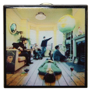 Oasis - Definitely Maybe Colour Album Pin Badge i gruppen MERCHANDISE / Pin-Button Badge /  /  hos Bengans Skivbutik AB (5668619)