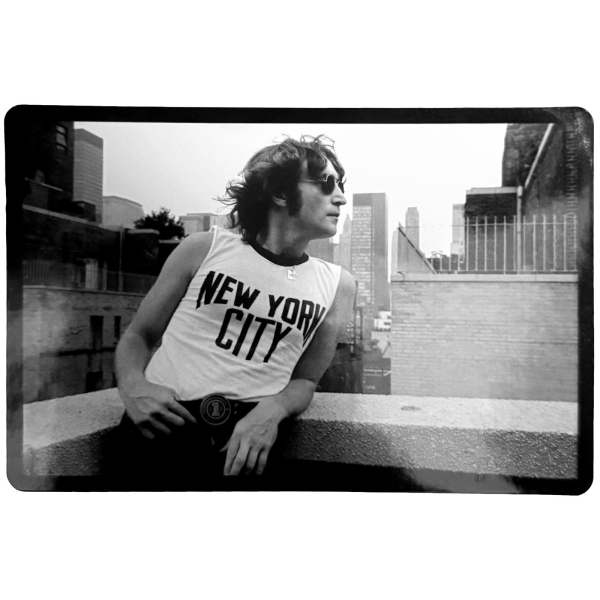 John Lennon - Leaning Sticker i gruppen MERCHANDISE / Merch / Kommende / Pop-Rock hos Bengans Skivbutik AB (5680961)