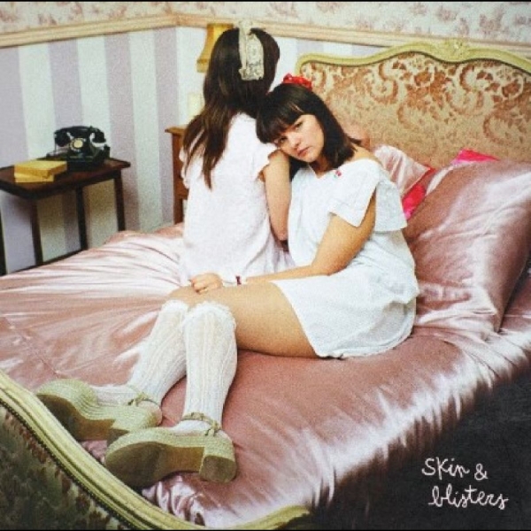Disgusting Sisters - Skin & Blisters i gruppen VINYL / Kommende / Pop-Rock hos Bengans Skivbutik AB (5682333)