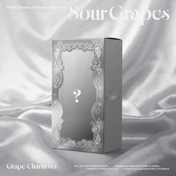 NiziU - Sour Grapes (Grape Charm Ver.) i gruppen MERCHANDISE / Merch+Code / Kommende / K-Pop hos Bengans Skivbutik AB (5690046)