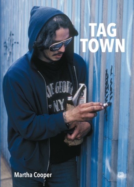 Martha Cooper - Tag Town: The Evolution Of New York Graffiti Writing 1963 - 1982 i gruppen Øvrige Bøker hos Bengans Skivbutik AB (5690053)
