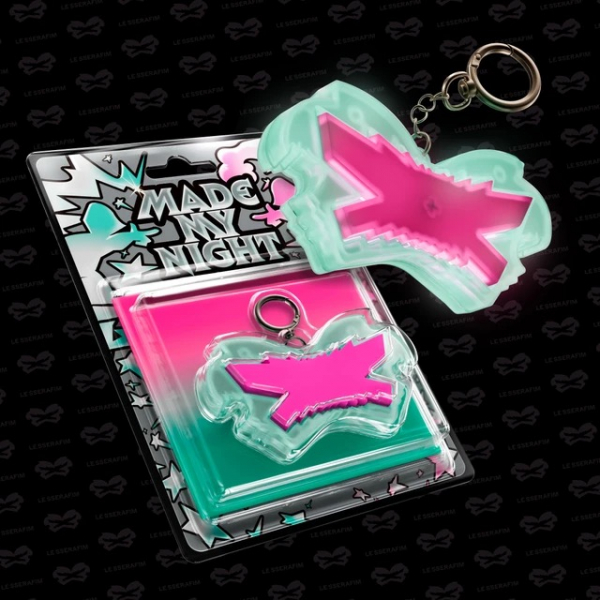 Le Sserafim - Made My Night (Glow Clicker Keychain) (Pink Ver.) i gruppen MERCHANDISE / Merch+Code / Kommende / K-Pop hos Bengans Skivbutik AB (5690655)