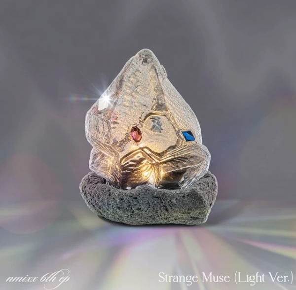 Nmixx - Strange Muse (Light Ver.) i gruppen MERCHANDISE / Merch+Code / Kommende / K-Pop hos Bengans Skivbutik AB (5691637)