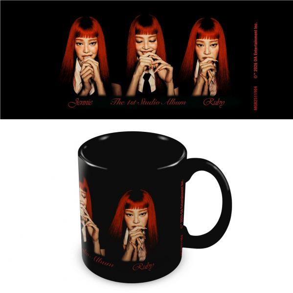 Jennie - Three Pose Black Pod Mug i gruppen MERCH / Hjem & interiør / Krus hos Bengans Skivbutik AB (5696549)
