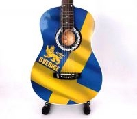 Minigitarr - Sverige (Höjd Ca 25 Cm)